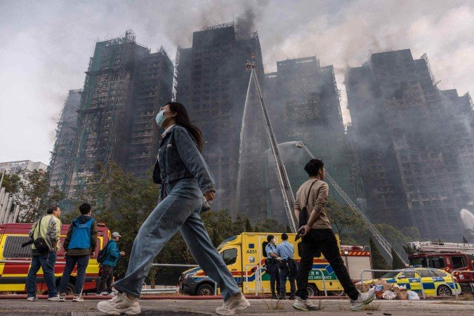 Pior incêndio em décadas deixa 128 mortos em Hong Kong