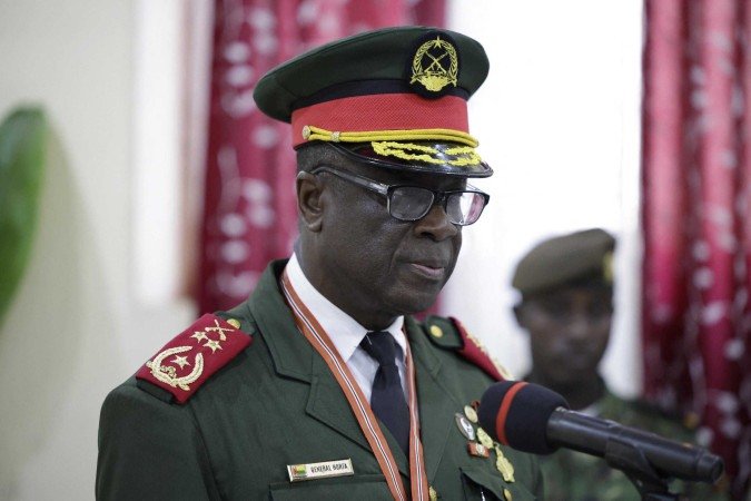  O general do Exército da Guiné-Bissau, Horta N'Tam (à direita), durante a cerimônia de posse como líder de transição e comandante do Alto Comando em Bissau -  (crédito:  AFP)