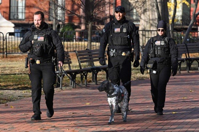 Agentes uniformizados do ServiÃ§o Secreto patrulham a PraÃ§a Lafayette, em frente Ã  Casa Branca, em Washington, D.C. -  (crédito: AFP)
