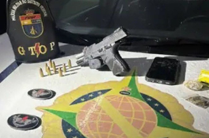 Na residência, os policiais encontraram a moto, uma arma, munições, carregadores e droga -  (crédito: PMDF)