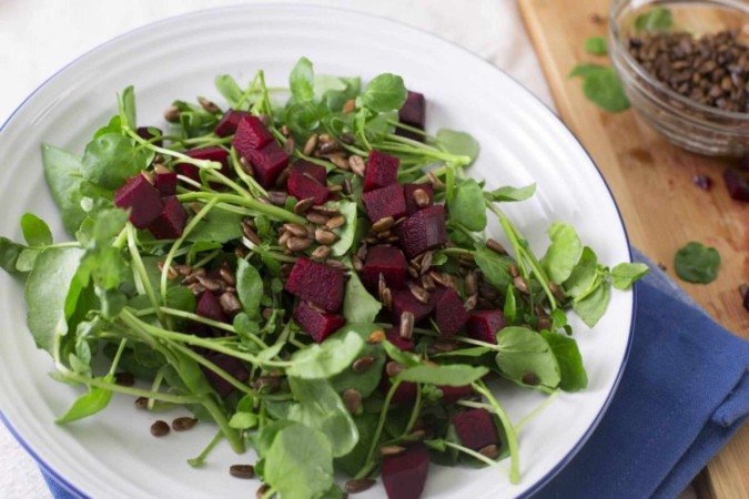 Salada de agrião com beterraba e sementes de girassol (Imagem: Charlotte Lake | Shutterstock) - (crédito: EdiCase) Salada de agrião com beterraba e sementes de girassol (Imagem: Charlotte Lake | Shutterstock) - (crédito: EdiCase)