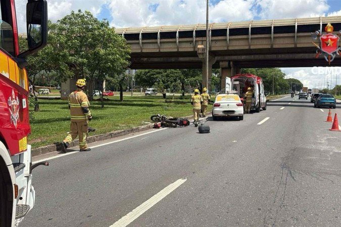 Colisão entre carro e motocicleta na EPIA sul -  (crédito: CBMDF/Divulgação)