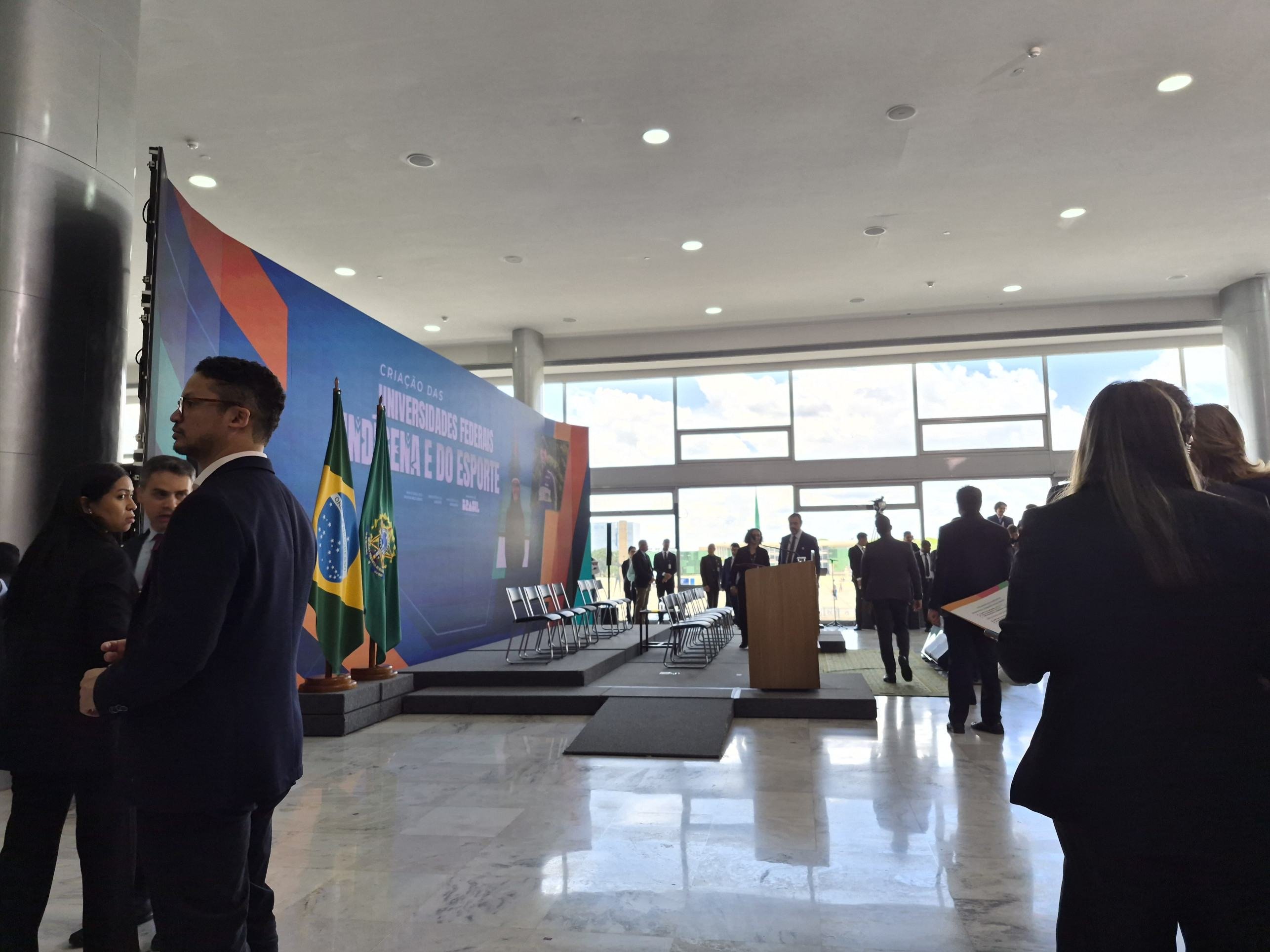 Lula assina PLs que criam Universidade Indígena e Universidade do Esporte