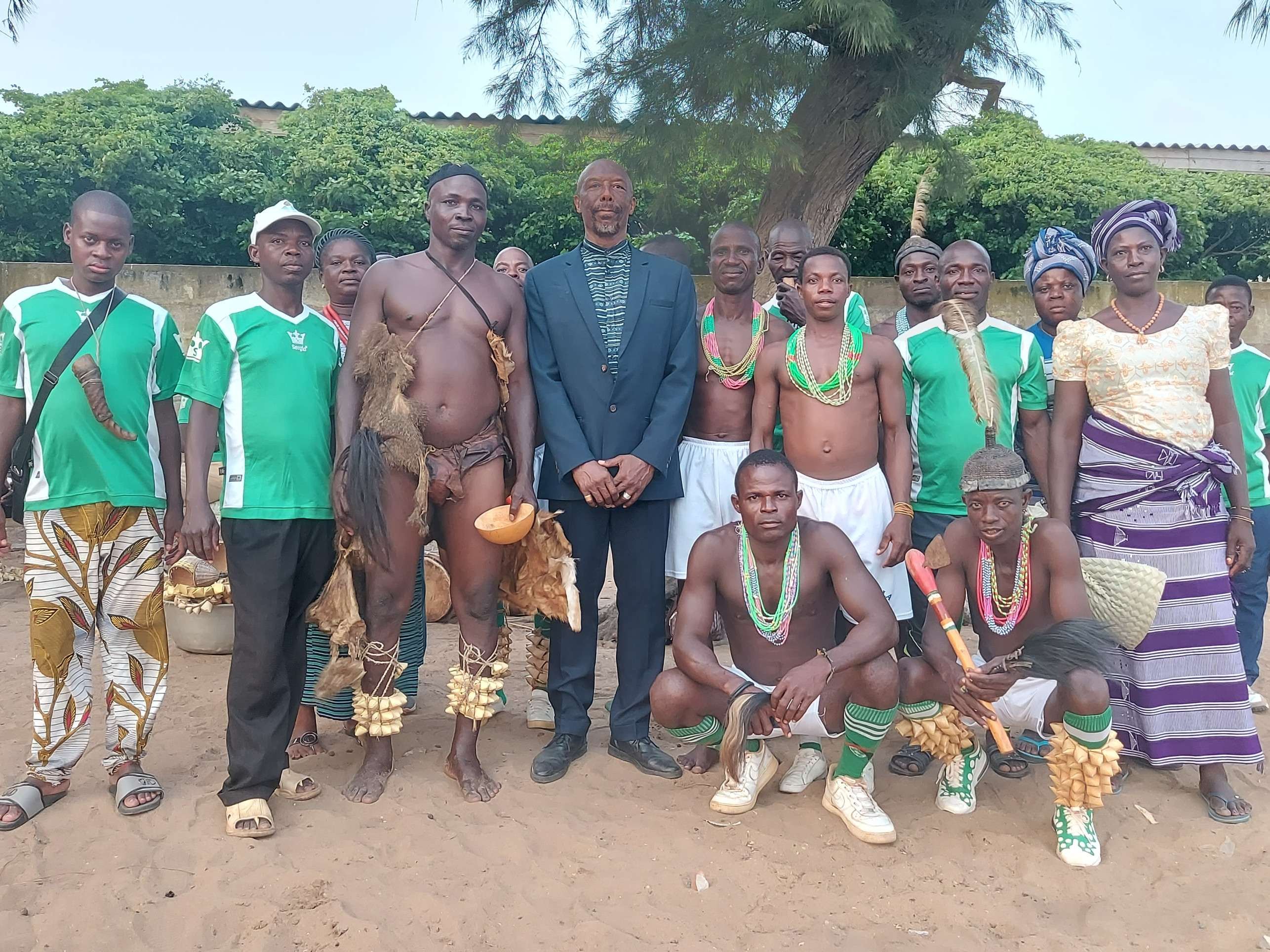 No Togo, com entidade tradicional, mulheres e guerreiros Xangô