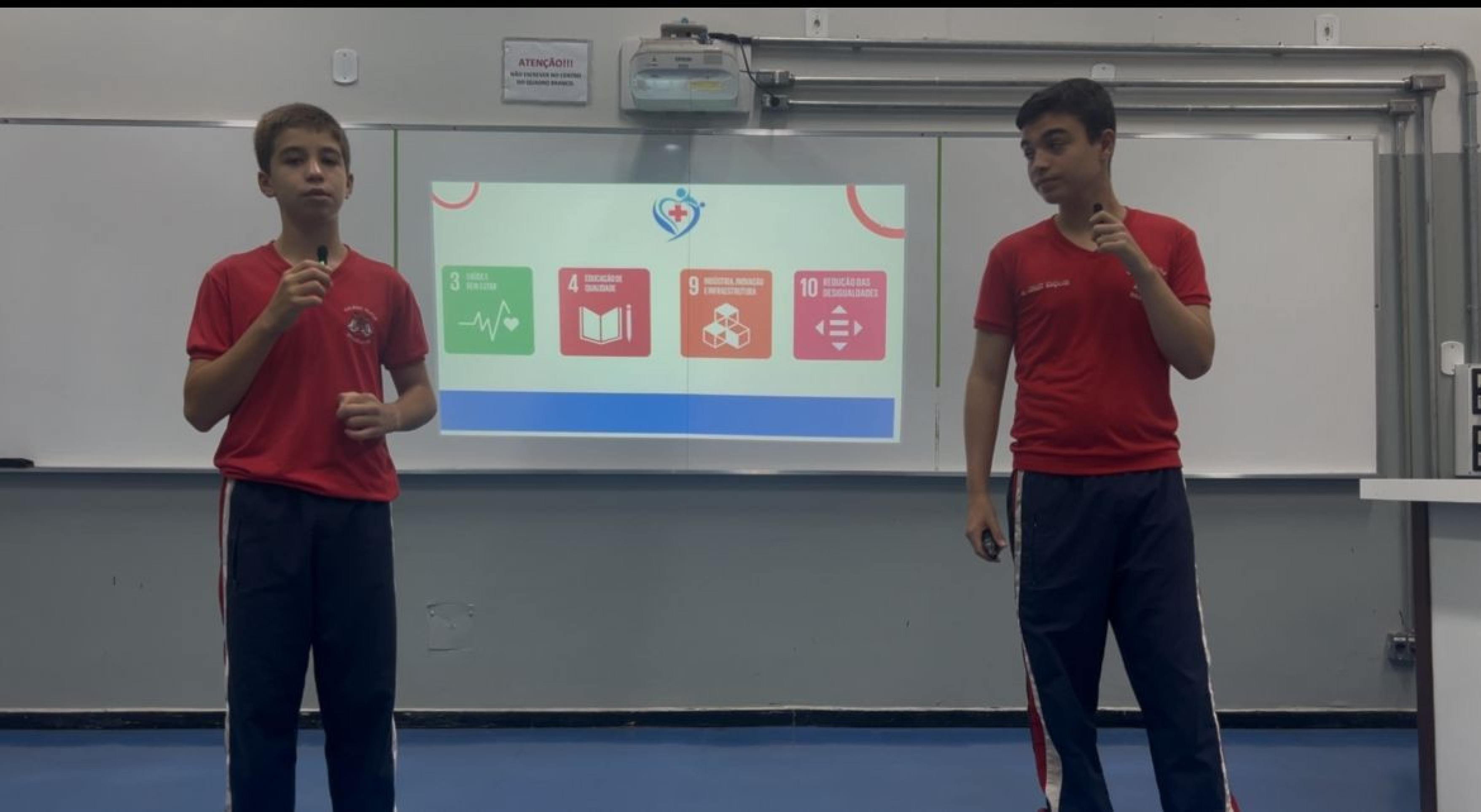Alunos Lorenzo e Bernardo em apresenta&ccedil;&atilde;o no Col&eacute;gio Militar de Bras&iacute;lia