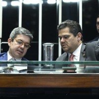 Alcolumbre (D) com Randolfe: presidente do Senado fez questão de enfatizar a prerrogativa do Congresso de dar a palavra final sobre leis  -  (crédito: Carlos Moura/Agência Senado)