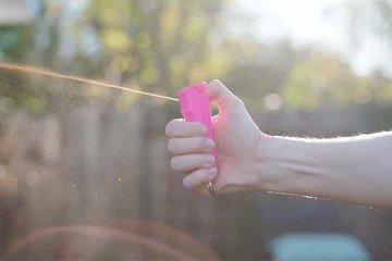 O spray de pimenta, também conhecido como spray de defesa pessoal, é um dispositivo de segurança projetado para incapacitar temporariamente uma pessoa que represente ameaça. 
 -  (crédito:  Reprodução de Youtube)