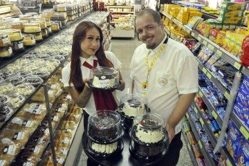 Marcelly Pereira é funcionária da Pão Dourado. O gerente Raphael Pacheco fala da parceria com a instituição Casa Rosa, voltada ao público trans - (crédito: Marcelo Ferreira/CB/D.A Press) Marcelly Pereira é funcionária da Pão Dourado. O gerente Raphael Pacheco fala da parceria com a instituição Casa Rosa, voltada ao público trans - (crédito: Marcelo Ferreira/CB/D.A Press)