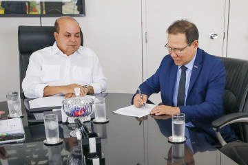 Nelson Souza assina o termo de posse. Para Ibaneis, o executivo chega em um momento determinante para o BRB - (crédito: Renato Alves/Agência Brasília) Nelson Souza assina o termo de posse. Para Ibaneis, o executivo chega em um momento determinante para o BRB - (crédito: Renato Alves/Agência Brasília)