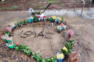 Os vizinhos também fizeram um memorial com flores em homenagem ao jovem