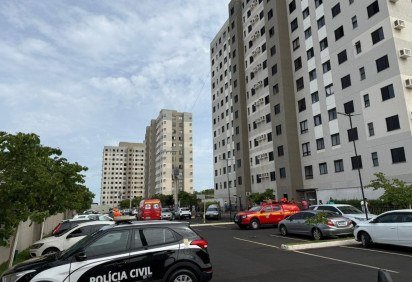 A criança caiu de uma janela do 12º andar do condomínio -  (crédito: Divulgação/Corpo de Bombeiros)