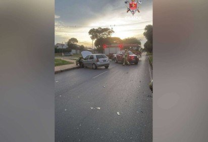 Capotagem de veículo deixa uma pessoa ferida