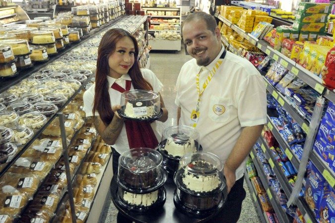 Marcelly Pereira é funcionária da Pão Dourado. O gerente Raphael Pacheco fala da parceria com a instituição Casa Rosa, voltada ao público trans   -  (crédito: Marcelo Ferreira/CB/D.A Press)