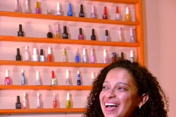  28/11/2025. Crédito: Ed Alves/CB/D.A Press. Brasil.  Brasilia - DF.  Revista. Beleza nos Presidios. Personagem Sara - Ex detenta e empreendedora de Beleza.