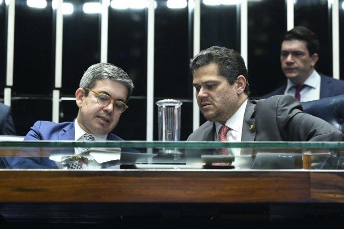 Alcolumbre (D) com Randolfe: presidente do Senado fez questão de enfatizar a prerrogativa do Congresso de dar a palavra final sobre leis - (crédito: Carlos Moura/Agência Senado) Alcolumbre (D) com Randolfe: presidente do Senado fez questão de enfatizar a prerrogativa do Congresso de dar a palavra final sobre leis - (crédito: Carlos Moura/Agência Senado)