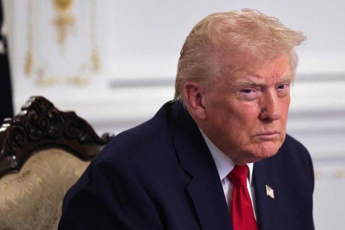 Moradores de Washington trazem bandeiras americanas para um memorial improvisado, em homenagem a dois membros da Guarda Nacional dos Estados Unidos baleados perto da Casa Branca na quarta-feira (26/11) - (crédito: Reuters) Moradores de Washington trazem bandeiras americanas para um memorial improvisado, em homenagem a dois membros da Guarda Nacional dos Estados Unidos baleados perto da Casa Branca na quarta-feira (26/11) - (crédito: Reuters)