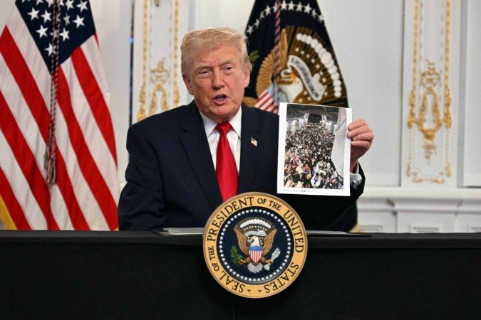 Trump diz que vai suspender imigração de pessoas do 