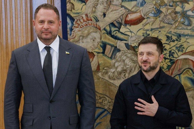 Volodymyr Zelensky (D) e Andriy Yermark (E) durante encontro no Palácio Zarzuela, em Madri, em 18 de novembro passado - (crédito: Oscar Del Pozo/AFP) Volodymyr Zelensky (D) e Andriy Yermark (E) durante encontro no Palácio Zarzuela, em Madri, em 18 de novembro passado - (crédito: Oscar Del Pozo/AFP)