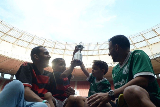 Selassie das Virgens e o filho Lucca das Virgens (D), e Anderson Henrique Cardozo e filho Arthur Gabriel Cardozo acompanharão em família o desfecho da final deste sábado