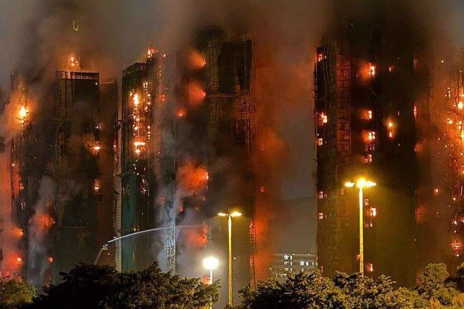 Por que incêndio em condomínio de Hong Kong foi tão devastador, com mais de 120 mortos