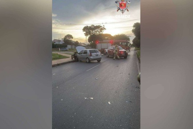 Capotagem de veículo deixa uma pessoa ferida -  (crédito: CBMDF/Divulgação)