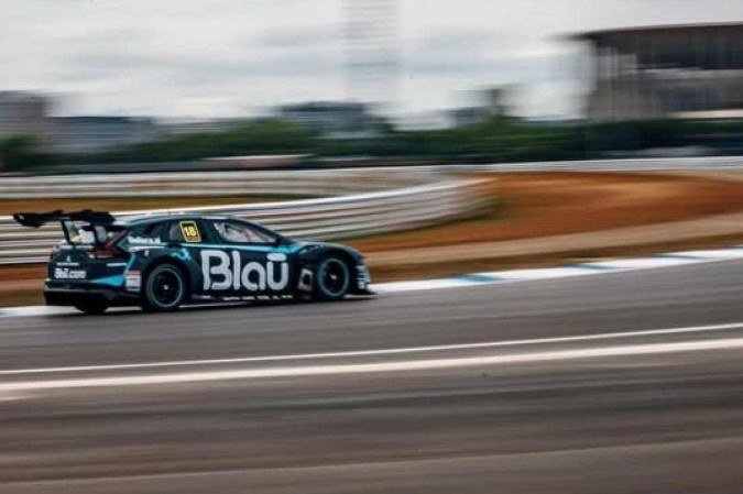 Felipe Fraga foi o mais rápido nos treinos livres de sexta-feira: 1min58s374 - (crédito: Divulgação/ Stock Car) Felipe Fraga foi o mais rápido nos treinos livres de sexta-feira: 1min58s374 - (crédito: Divulgação/ Stock Car)