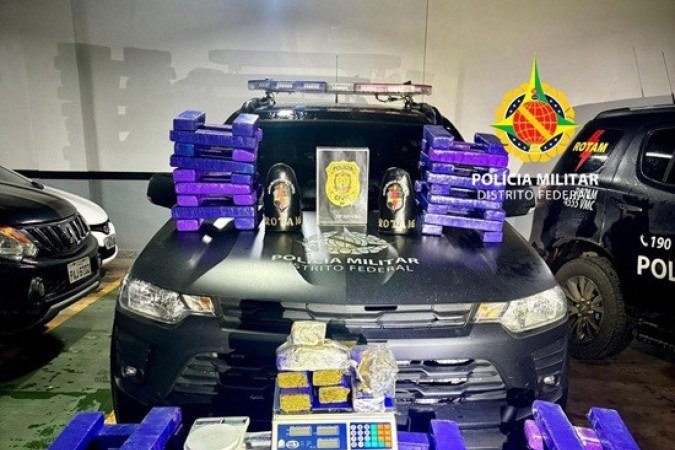 Ação conjunta PMDF e PCDF apreende 203 tabletes de maconha no Gama -  (crédito: PMDF/Divulgação)