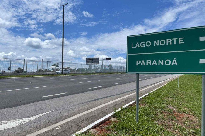 DER instala gradis na Ponte do Bragueto para impedir travessias de pedestres  -  (crédito: Davi Cruz/CB)