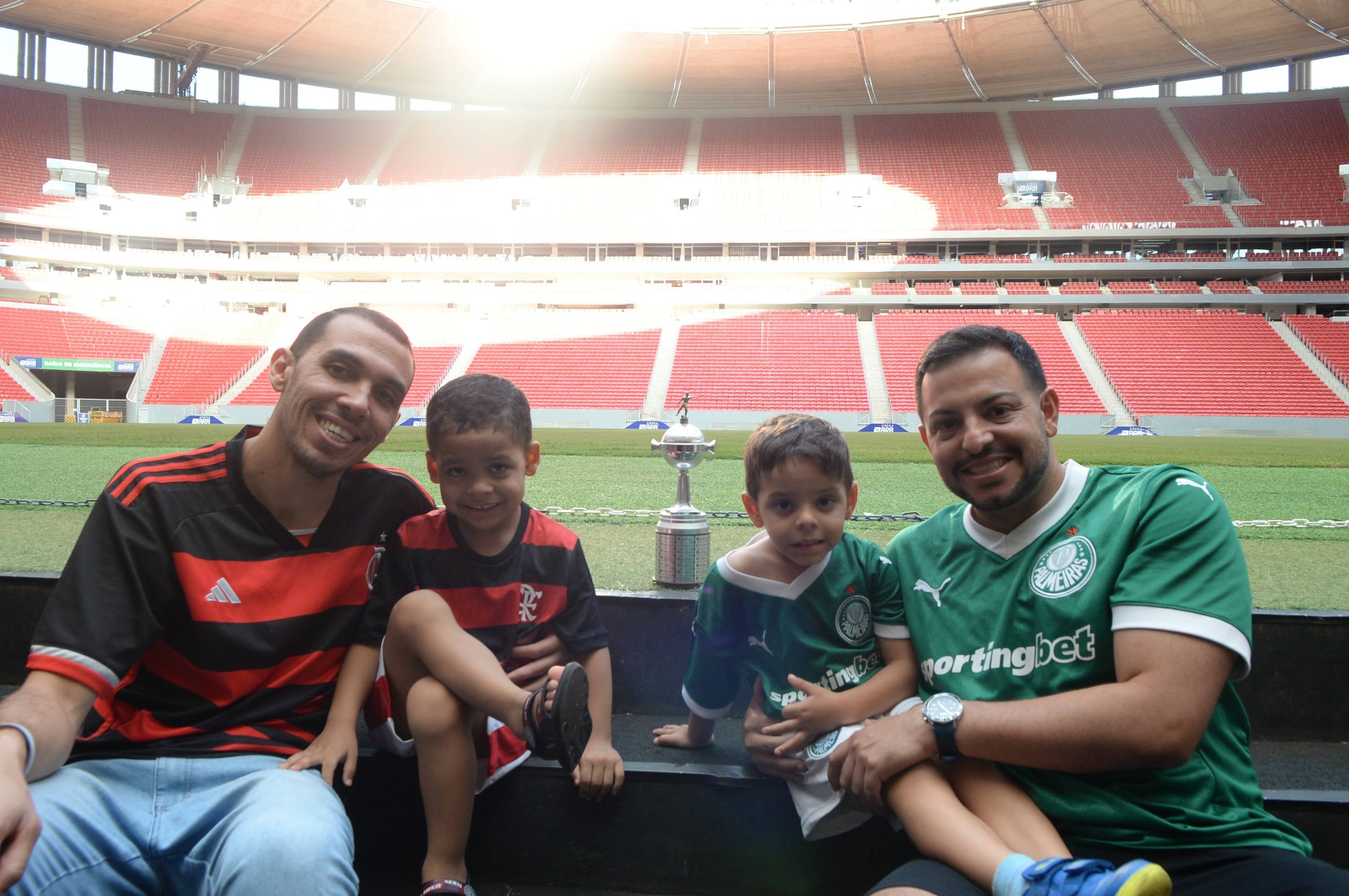 Selassie das Virgens e o filho Lucca das Virgens (D), e Anderson Henrique Cardozo e filho Arthur Gabriel Cardozo sonham com o tetra da Libertadores