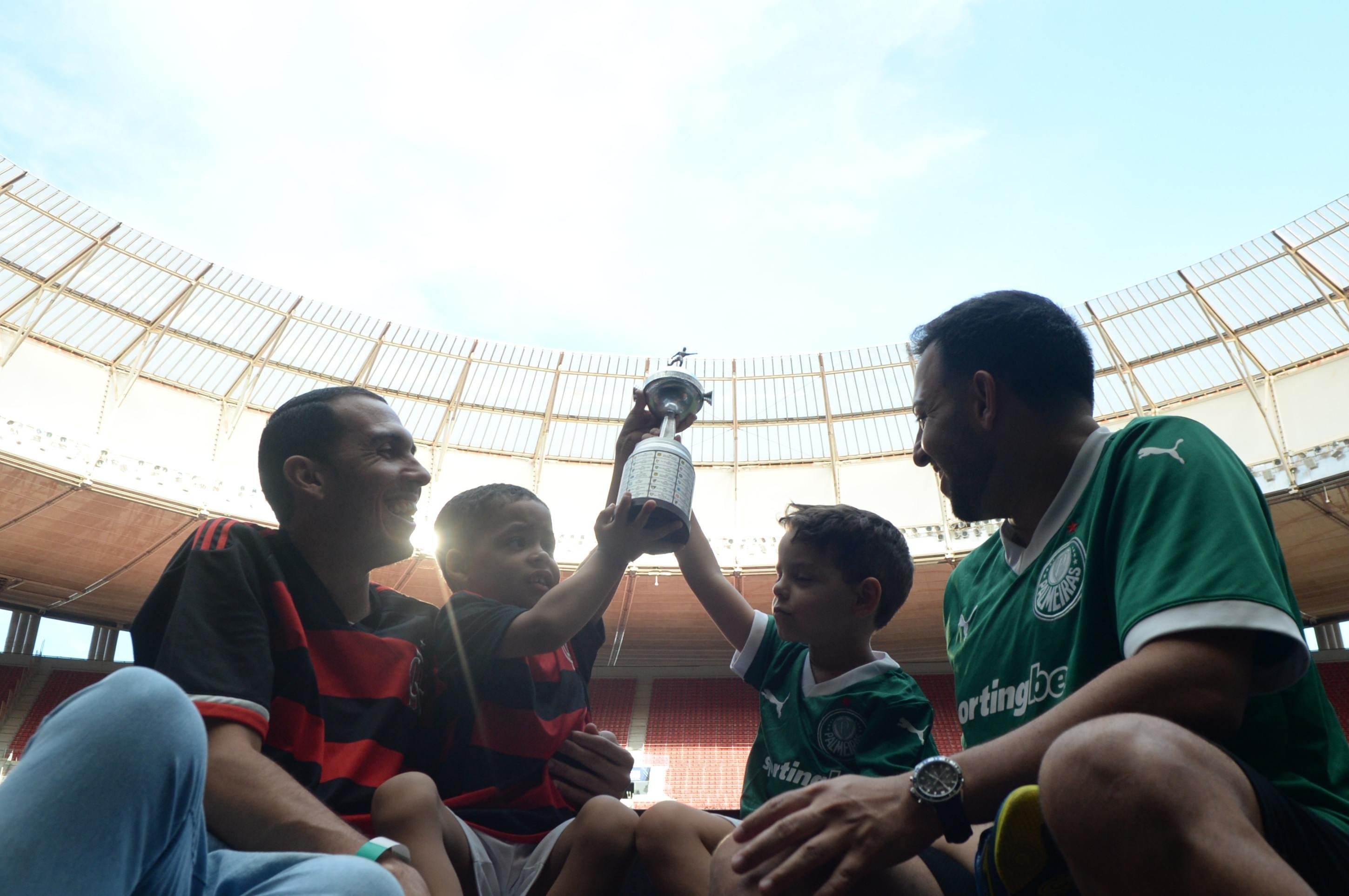 Selassie das Virgens e o filho Lucca das Virgens (D), e Anderson Henrique Cardozo e filho Arthur Gabriel Cardozo acompanharão em família o desfecho da final deste sábado