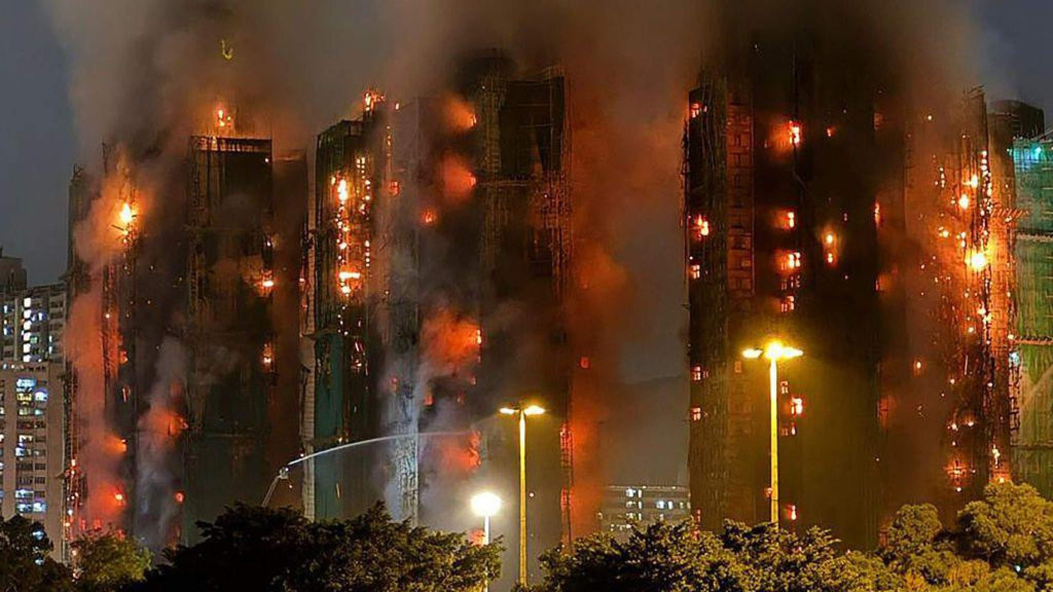 Treze são detidos por incêndio que deixou 151 mortos em Hong Kong
