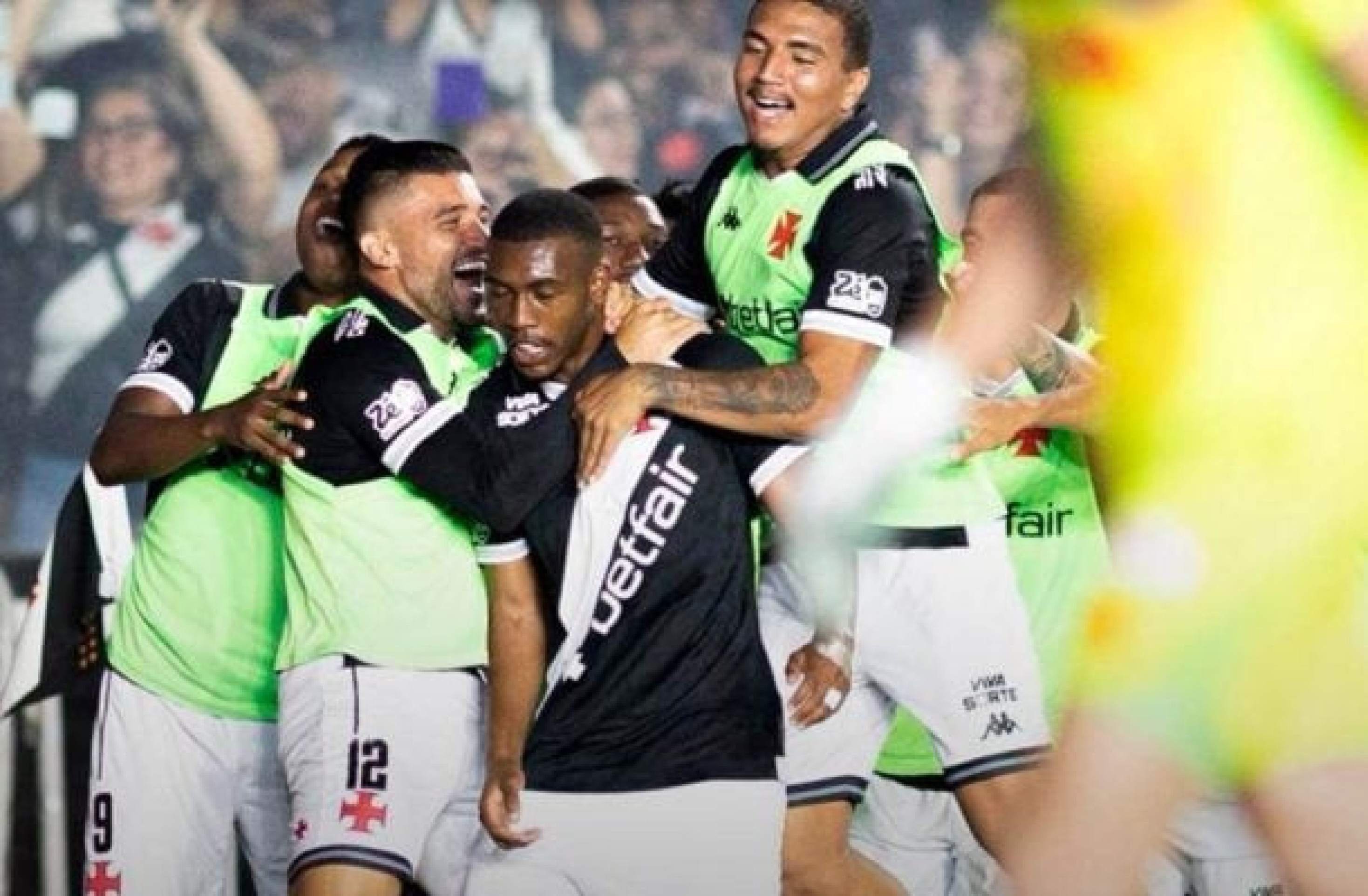 Vasco goleia o Internacional em jogo marcado por temporal e paralisação