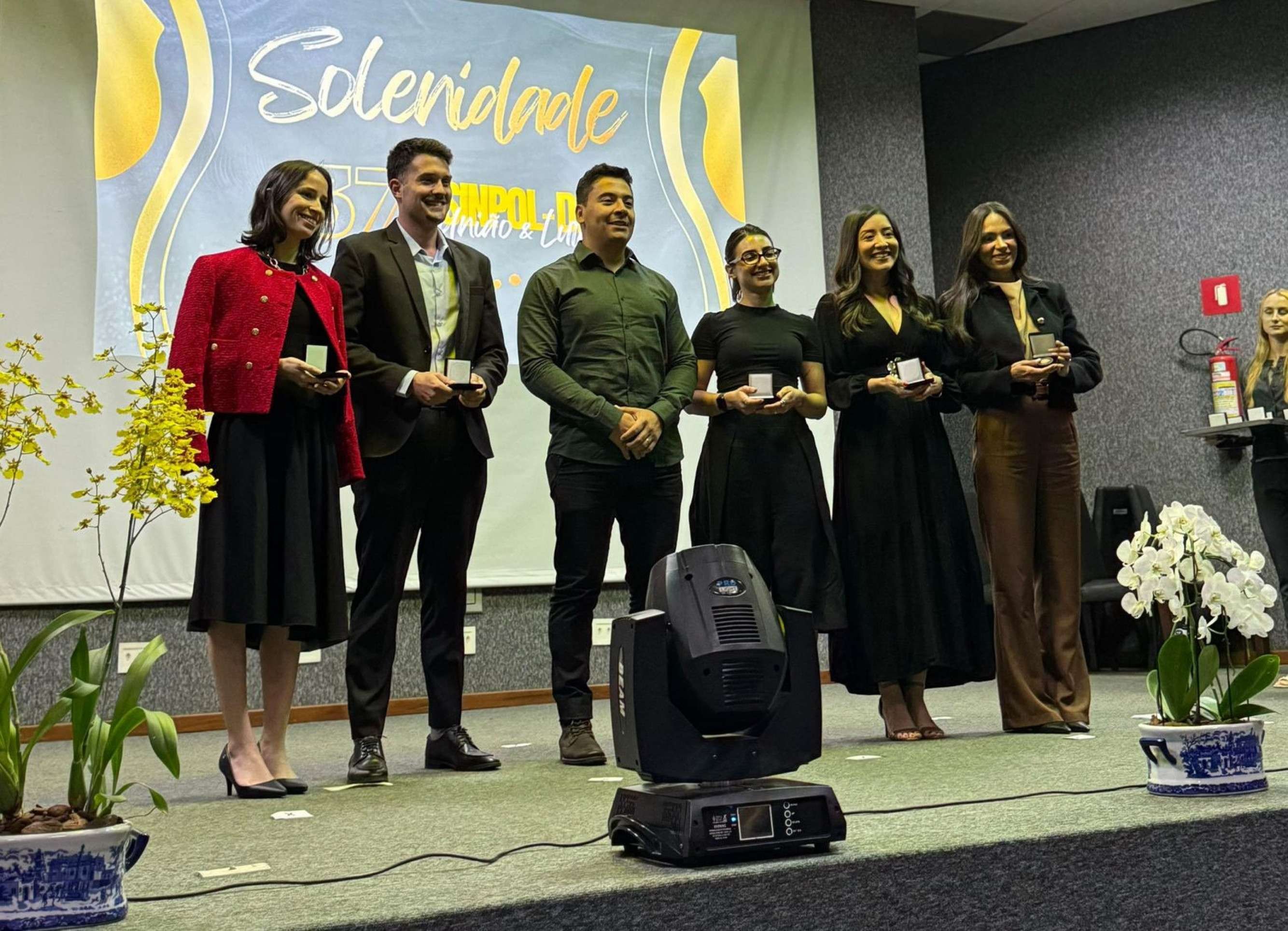 Jornalista do Correio é homenageada pelo Sinpol-DF por contribuição à segurança pública