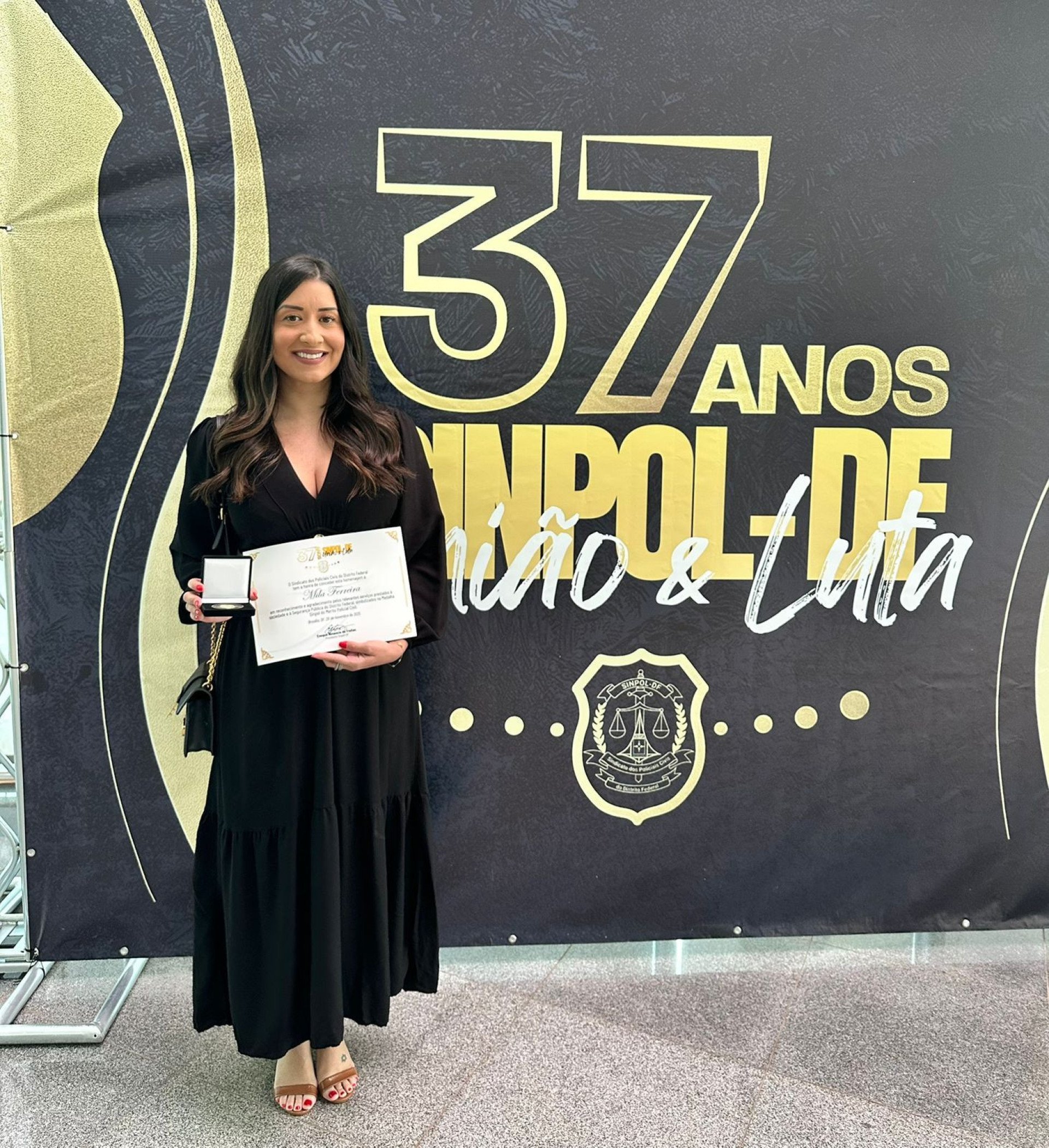 Sinpol-DF celebra 37 anos de conquistas com homenagens na PCDF 