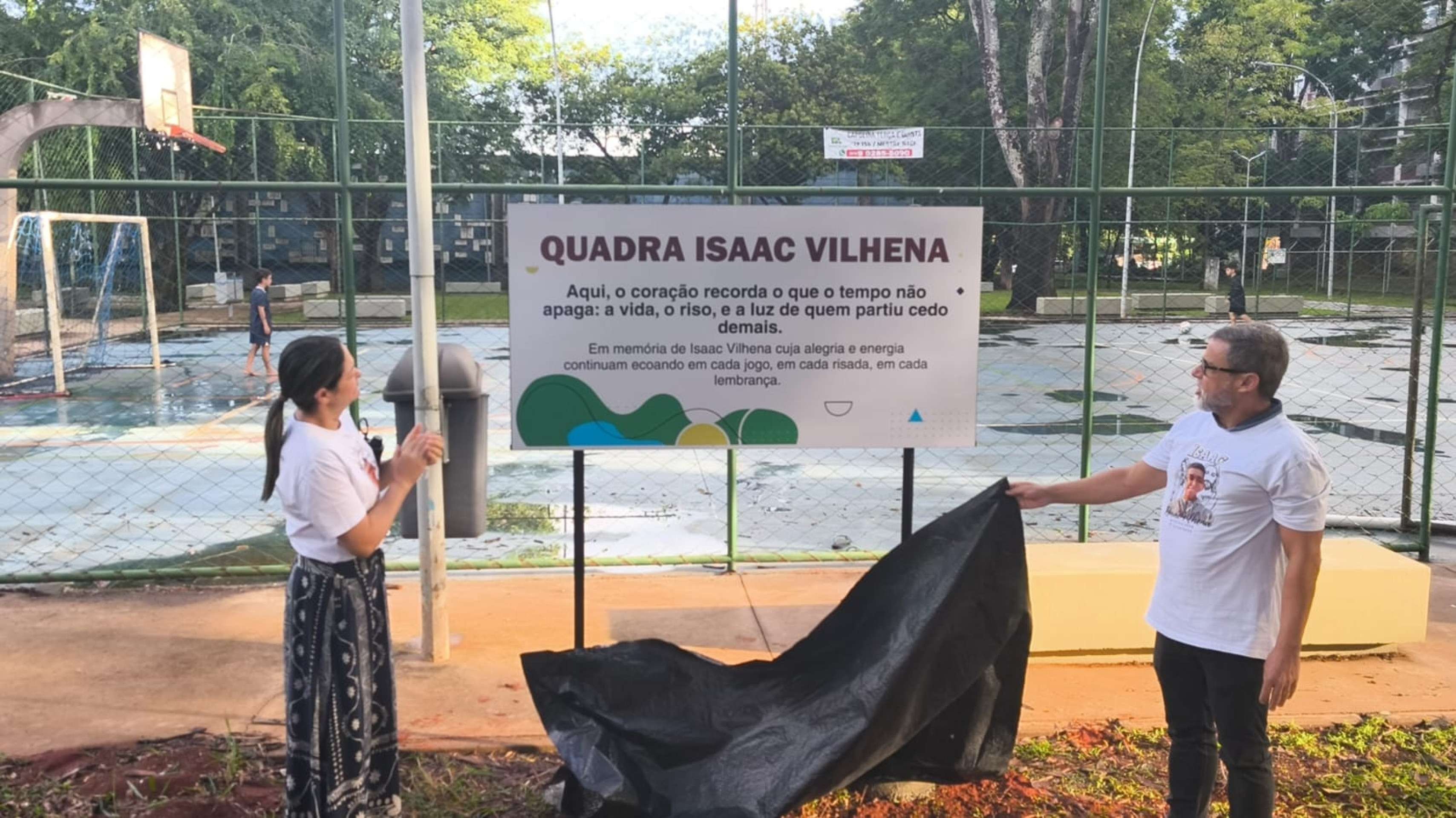 Familiares e vizinhos batizam quadra em homenagem a Isaac Vilhena