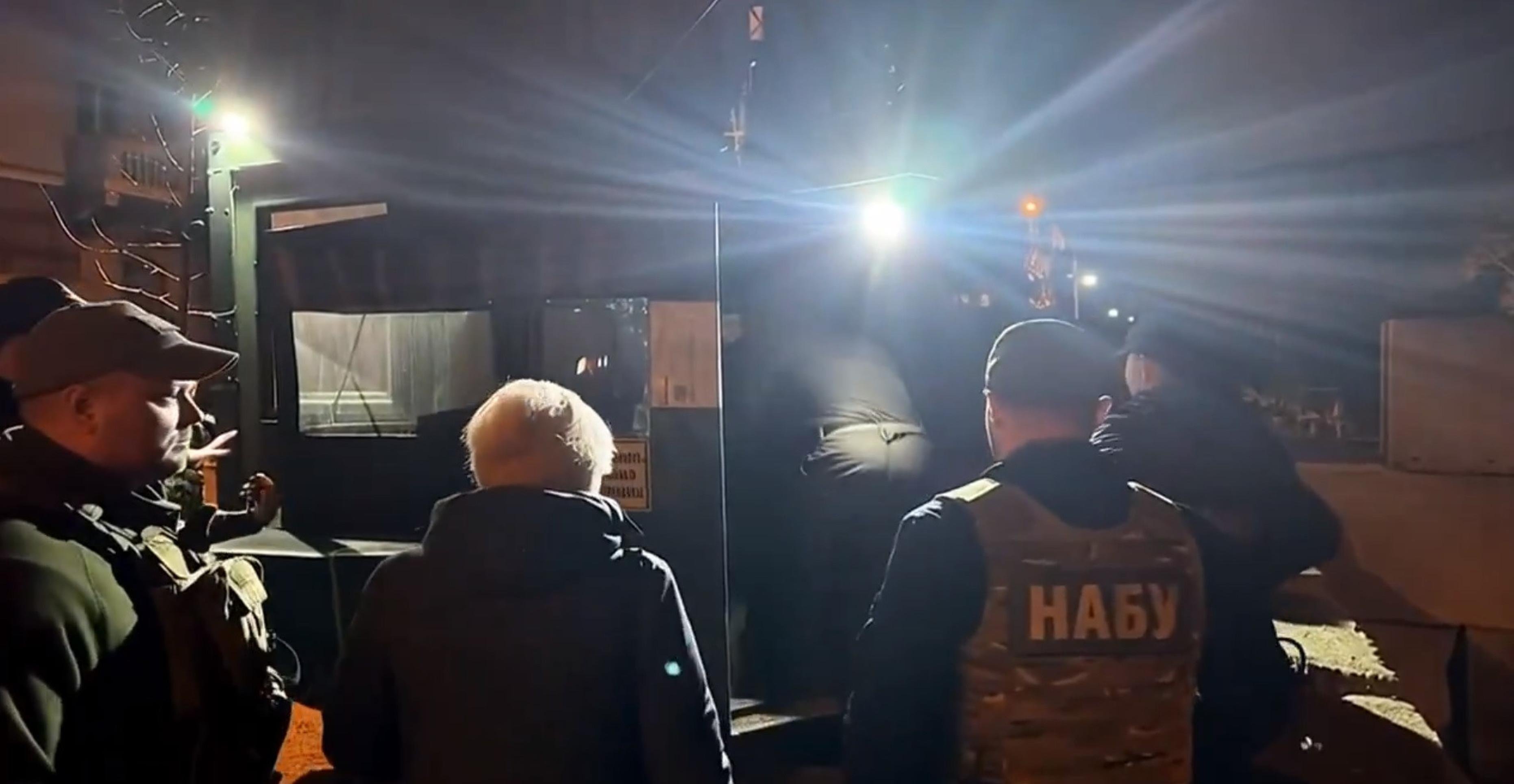 Imagem de vídeo mostra policiais envolvidos nas buscas no apartamento de Yermak 