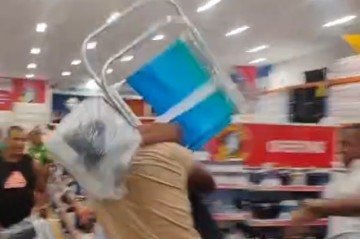 Homens brigam por oferta de cadeiras de praia em Juiz de Fora durante promoção da Black Friday -  (crédito: Reprodução)