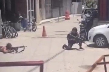 No total, os agentes apreenderam dois fuzis e uma pistola - (crédito: Reprodução / X) No total, os agentes apreenderam dois fuzis e uma pistola - (crédito: Reprodução / X)