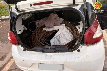 Dois homens foram presos pela PMDF por furto de cabos no Sudoeste -  (crédito: Divulgação/PMDF)