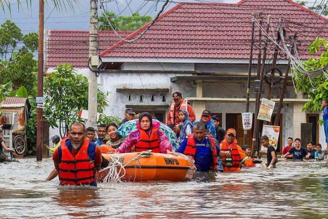 Na Indonésia, centenas seguem desaparecidas após as fortes chuvas devastarem a ilha de Sumatra -  (crédito: Getty Images)