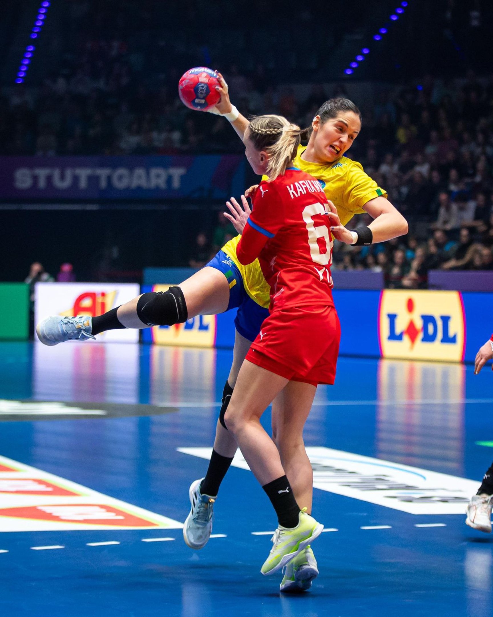 Brasil vira contra a República Tcheca e vence a segunda no Mundial