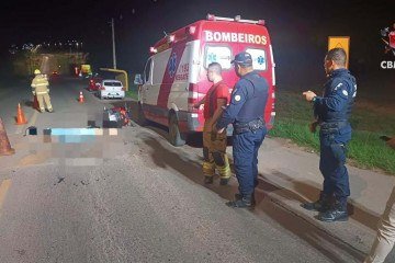 Uma mulher de 21 anos morreu após colisão entre moto e carro em Santo Antônio do Descoberto -  (crédito: Divulgação/CBMDF)