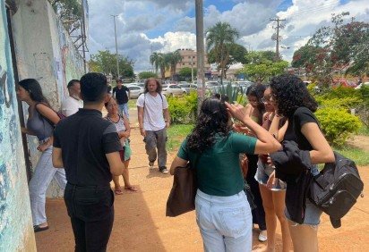 No Centro de Ensino Médio 02 de Ceilândia, ao menos sete pessoas chegaram após o fechamento dos portões -  (crédito: Jailson Sena)