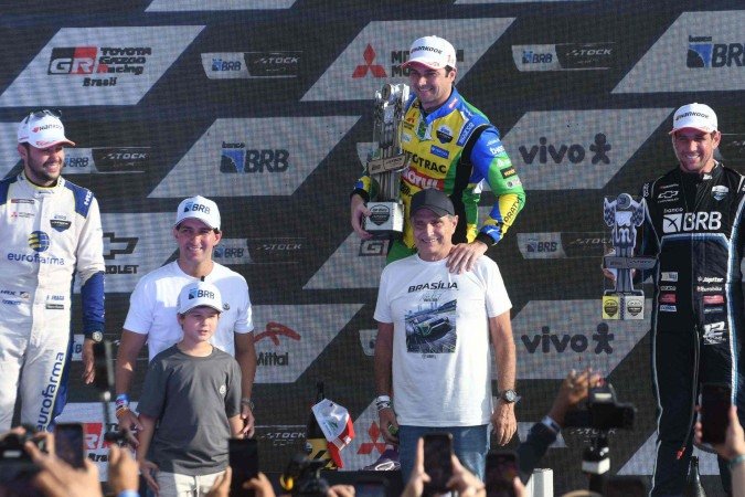 Nelsinho Piquet comemora a vitória na etapa Brasília da Stock Car, a 11ª e penúltima da temporada -  (crédito:  Ed Alves CB/DA Press)