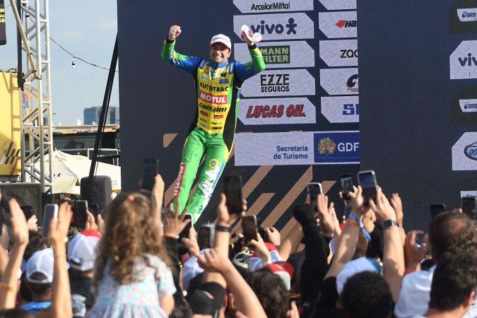 Nelsinho Piquet, o vencedor da 11ª etapa da Stock Car 2025, em Brasília