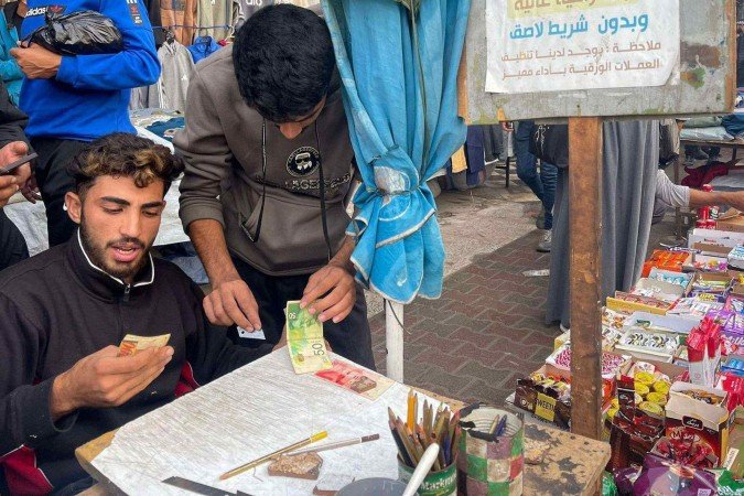 Materiais usados por Baraa Abu al-Aoun, que promete reparos 'com alto profissionalismo e sem fita adesiva' -  (crédito: Anadolu via Getty Images)