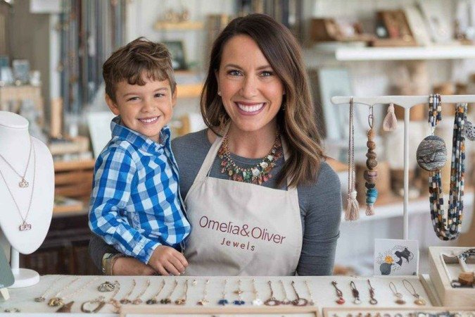 Anúncios com IA e imagens falsas levaram consumidores a acreditar que essas lojas ficavam na Inglaterra — mas elas estavam na Ásia