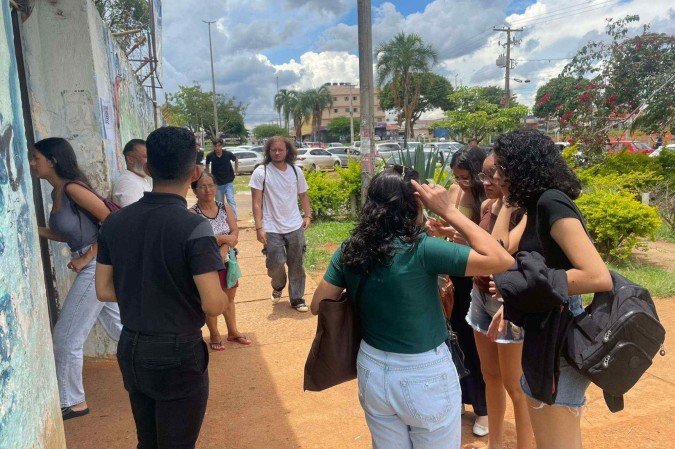 No Centro de Ensino Médio 02 de Ceilândia, ao menos sete pessoas chegaram após o fechamento dos portões -  (crédito: Jailson Sena)