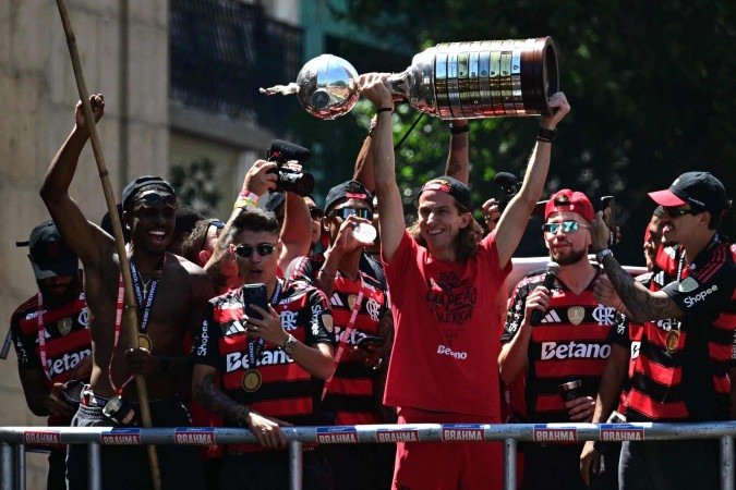 A vida analógica dos estádios não deixou de existir. As arquibancadas lotadas são exemplos claros. Mas o dinheiro das tevês, das bets e dos patrocínios torna a cada dia a confiança nos clubes uma tarefa mais difícil -  (crédito: Pablo PORCIUNCULA / AFP)