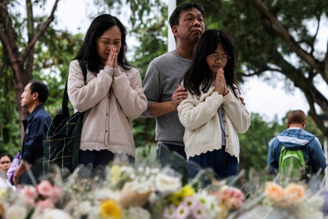 Número de mortos em incêndio em Hong Kong sobe para 146 e milhares prestam homenagem às vítimas